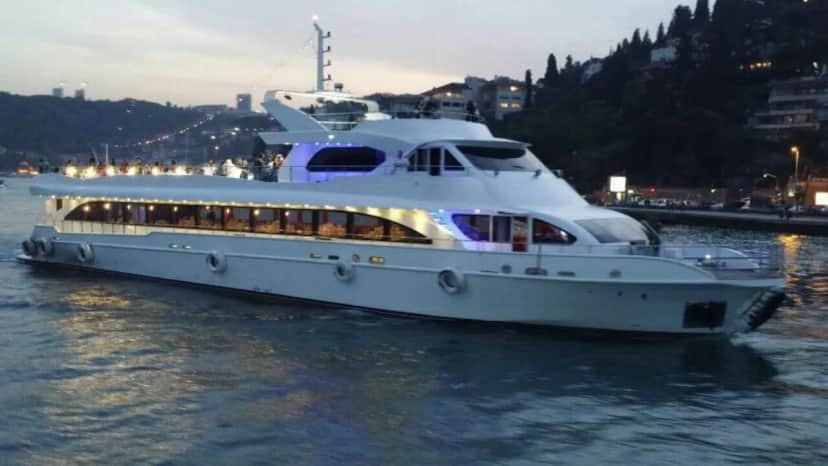 Şık Lounge Alanlı Lüks Yemekli Tur Teknesi