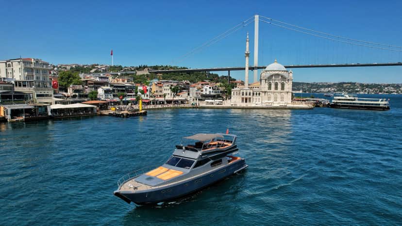 İstanbul Boğazı'nda Kiralık 17 Metre Özel Yapım Motoryat