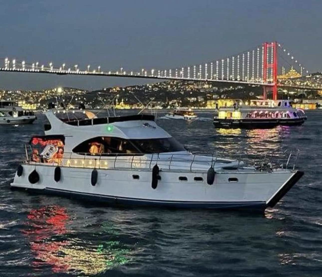 12 Kişilik İstanbul Boğazı Motoryat Kiralama