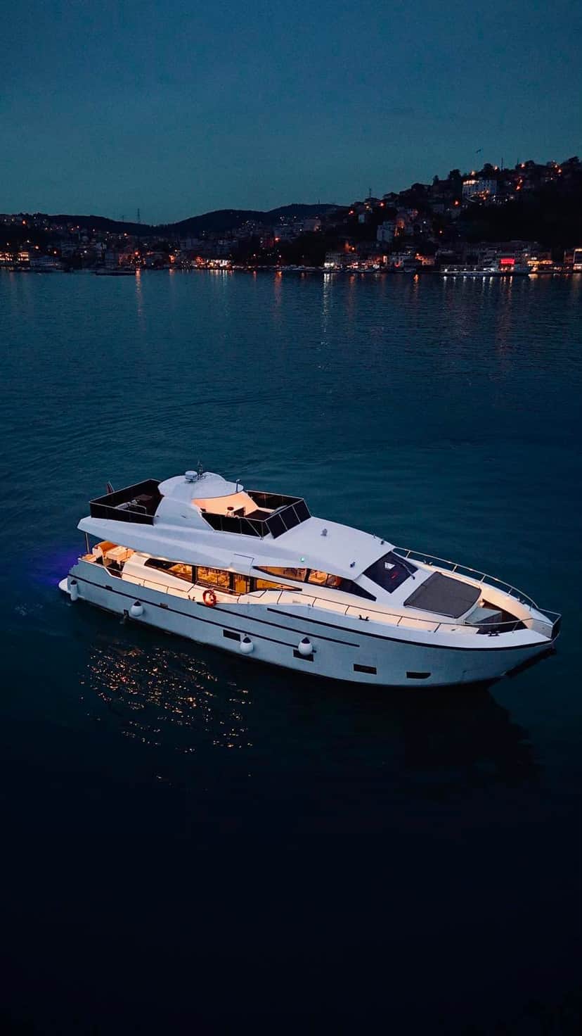İstanbul Boğazı'nda Kiralık 22 Metre Özel Yapım Motoryat