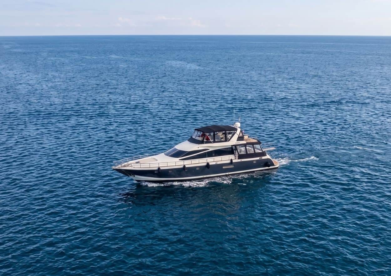 İstanbul Bebek Tekne Kiralama - Lüks 24M Motoryat 25 Kişilik