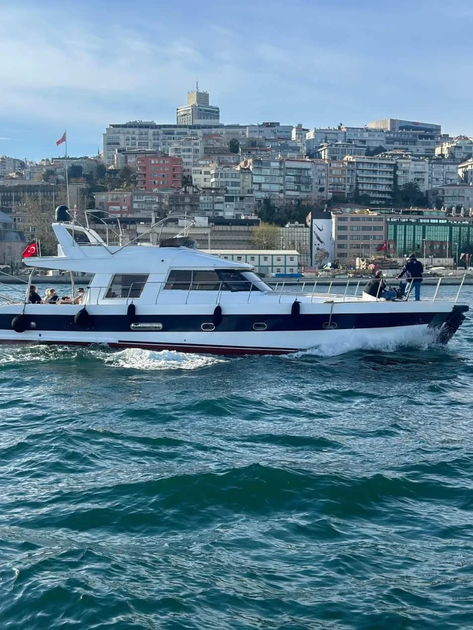 İstanbul Boğazı’nda Kiralık Lüks Özel Yapım 17m Motoryat (10 Kişilik)