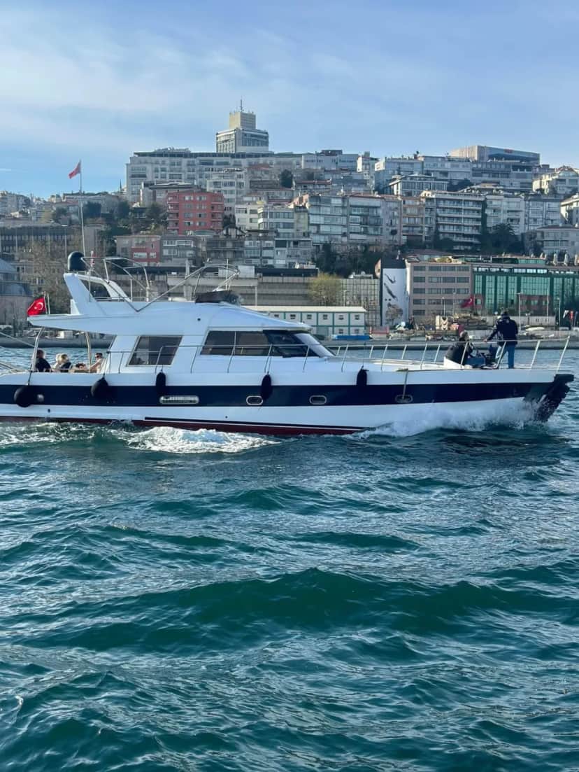 İstanbul Boğazı’nda Kiralık Lüks Özel Yapım 17m Motoryat (10 Kişilik)