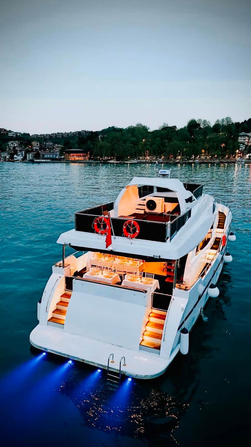 İstanbul Boğazı'nda Kiralık 22 Metre Özel Yapım Motoryat