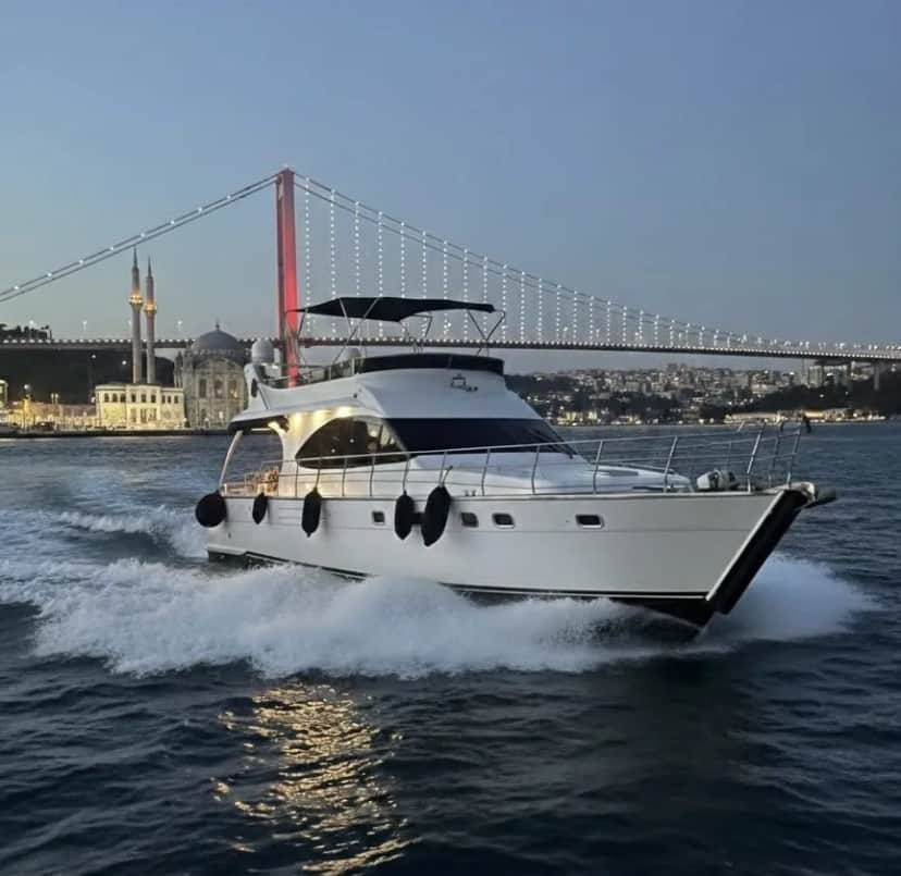 12 Kişilik İstanbul Boğazı Motoryat Kiralama