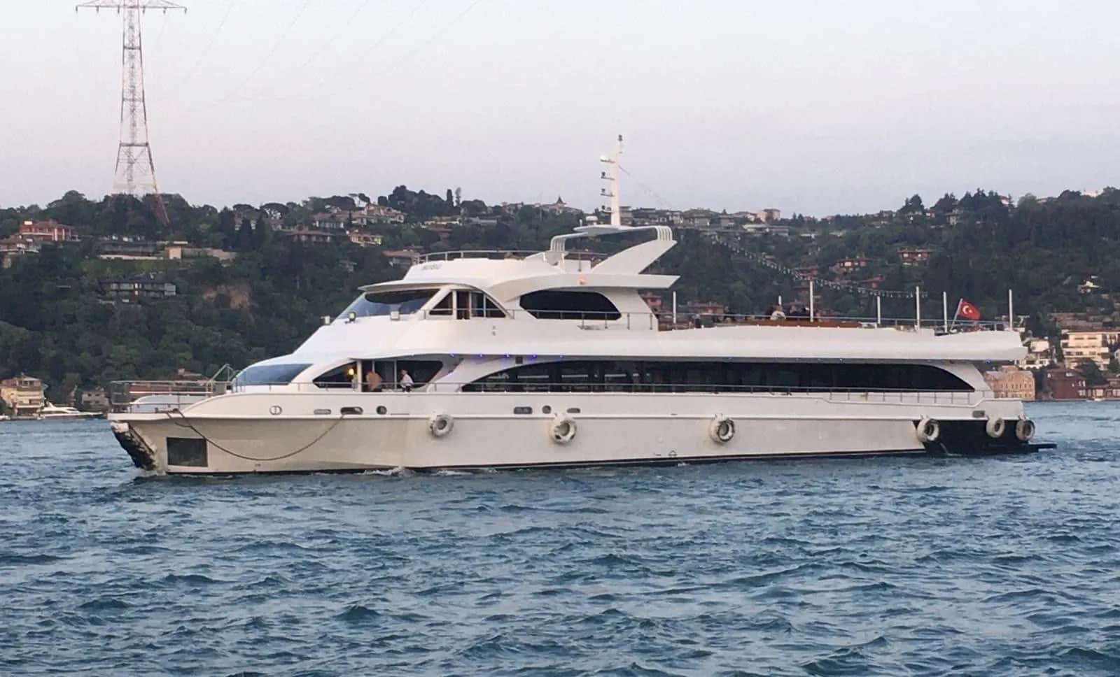 Şık Lounge Alanlı Lüks Yemekli Tur Teknesi