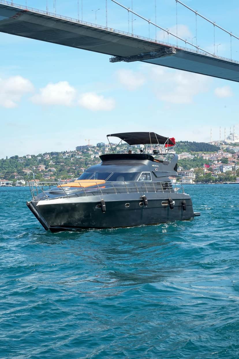 İstanbul Boğazında 17 Metre Lüks Özel Motoryat