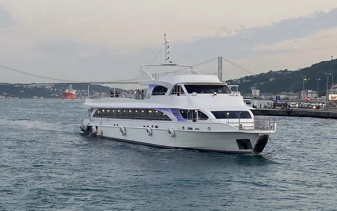 Luxury Dining Tour Boat with Stylish Lounge Areas