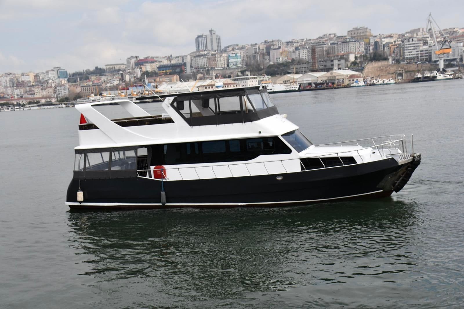 Private Yacht Charter & Luxury Boat Tours