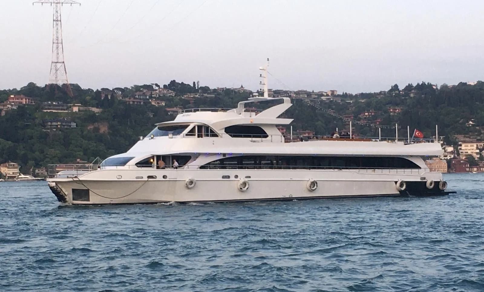 Luxury Dining Tour Boat with Stylish Lounge Areas