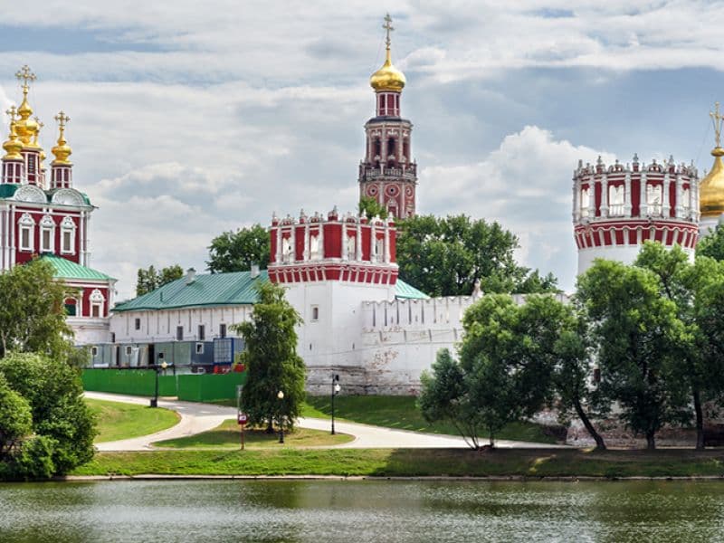A RUSSIA FAIRYTALE TOUR WITH VISA INCLUDED Moscow & St. Petersburg