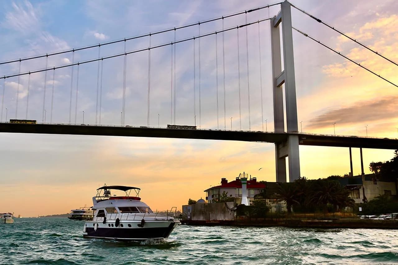 İstanbul Gün Batımı Boğaz Turu: İkramlı Lüks Yat Gezisi