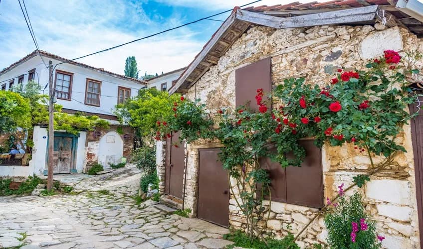 Egenin Saklı Köyleri Birgi Tire Şirince Seferihisar Urla Alaçatı Turu / 2 Gece Otel Konaklamalı / İstanbul Çıkışlı / 23 Nisan Özel