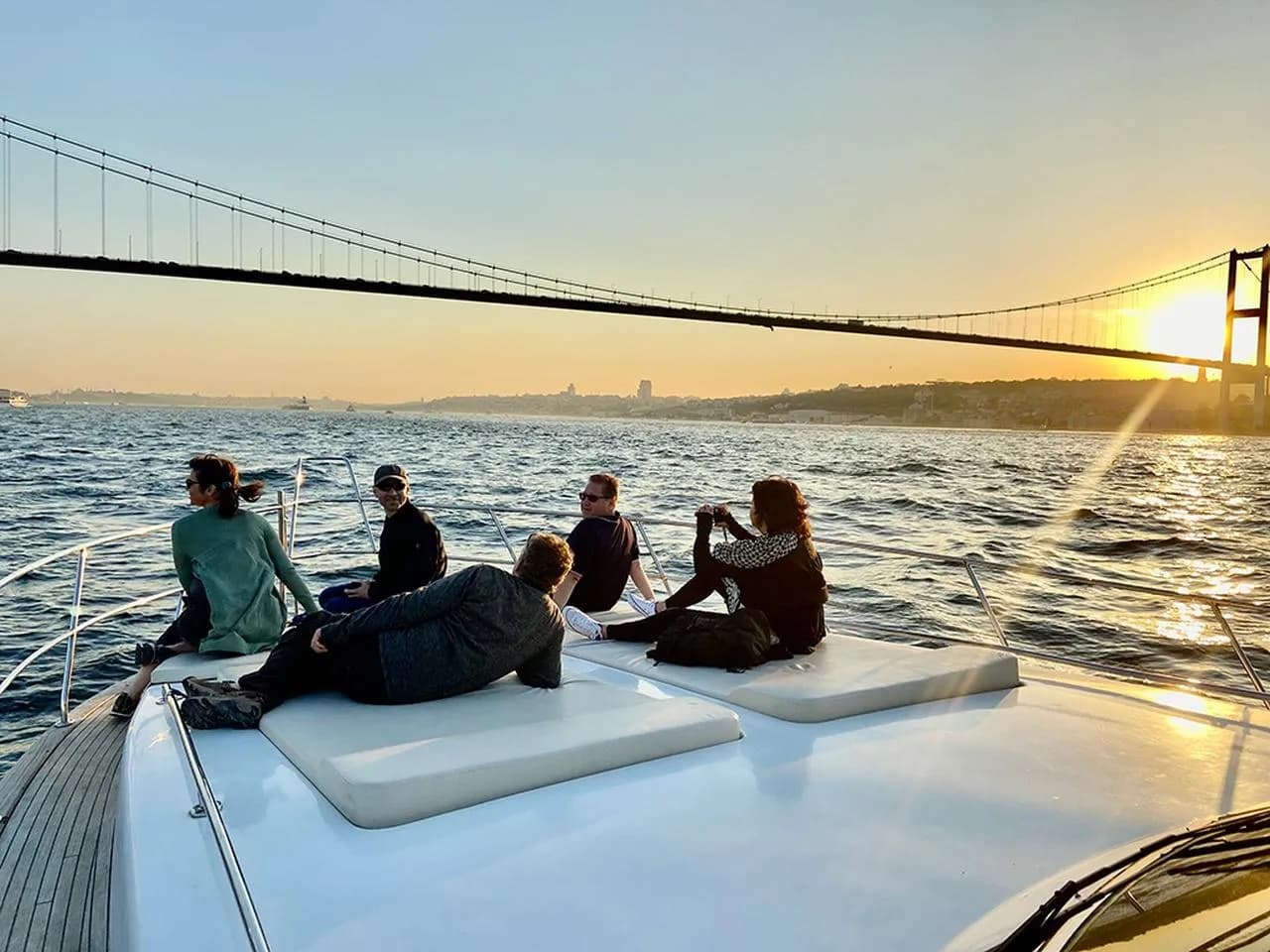 İstanbul Gün Batımı Boğaz Turu: İkramlı Lüks Yat Gezisi