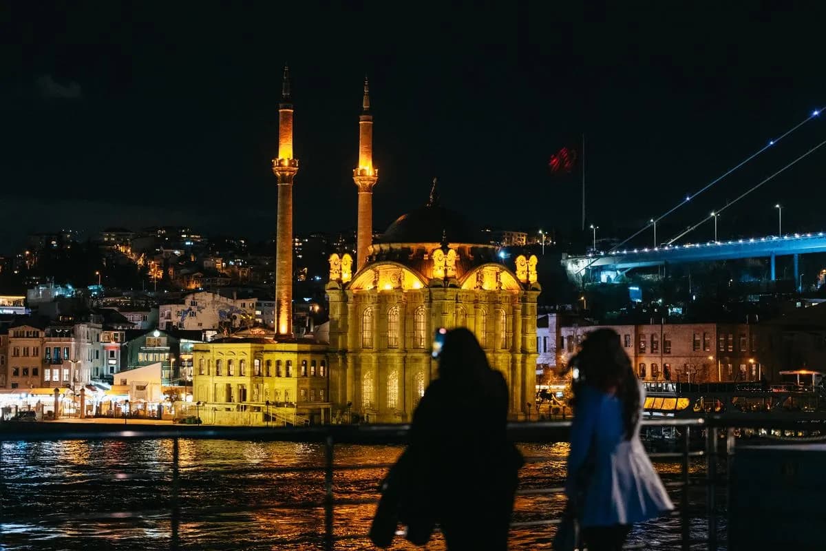 İstanbul Boğazı'nda Akşam Yemekli Tekne Turu ve Türk Gecesi Gösterisi
